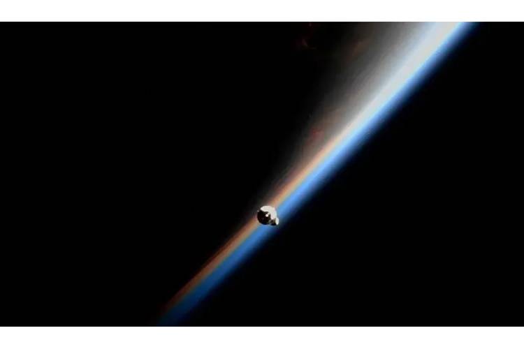ยานอวกาศ SpaceX Dragon เทียบท่ากับ ISS ส่งมอบ