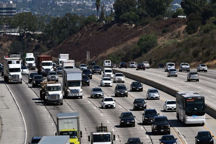 แคลิฟอร์เนียห้ามขายรถยนต์ที่ใช้น้ำมันอย่างเดียวภายในปี 2035