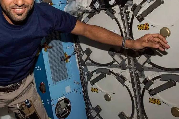 Sultan Alneyadi วิศวกรการบิน Expedition 68 ภายในโมดูลห้องปฏิบัติการ